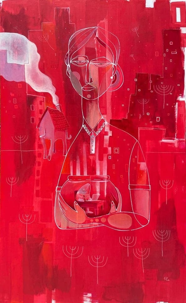 Una pintura en rojo sobre rojo: una mujer dibujada con línea blanca sobre una ciudad de tejados rojos, sosteniendo una pecera con una casita dentro, mientras una criatura parecida a un elefante carga una casa con chimenea junto a su hombro