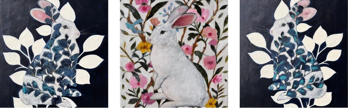 Tres pinturas de conejos una junto a otra: dos conejos blancos con estampado de follaje azul sobre fondos casi negros flanquean a un tercero sentado entre flores rosas sobre un campo claro