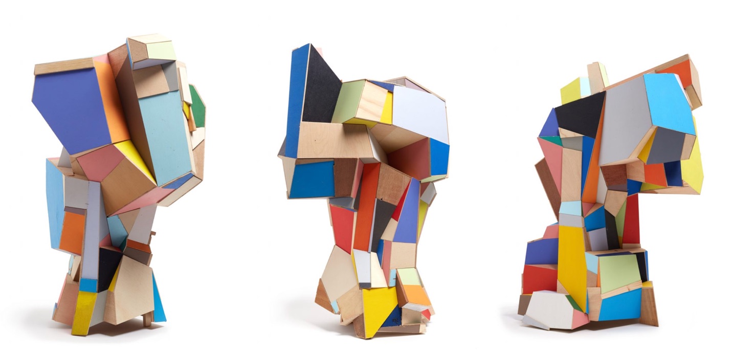 Tres vistas de una escultura abstracta de Marc Sparfel: planos facetados de madera cruda y pintada ensamblados en una forma arquitectónica y de aire animal